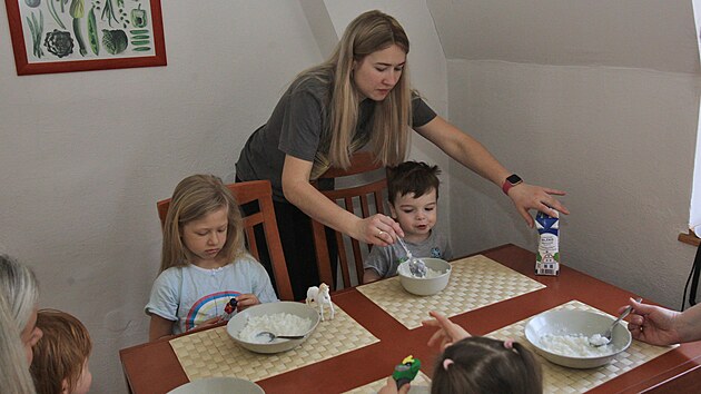 Snídaně uprchlých ukrajinských žen a dětí v pensionu v Polance nad Odrou. (25. března 2022)