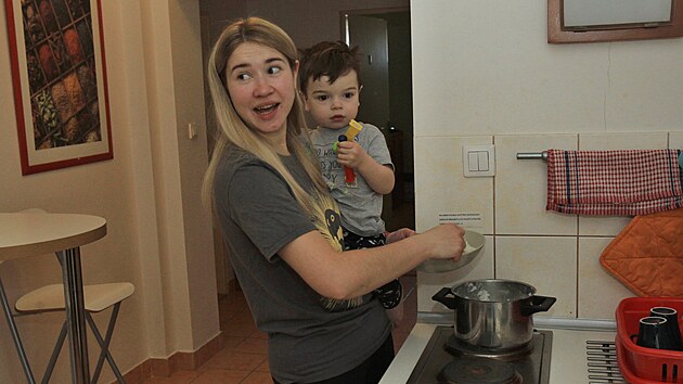 Autorka Deníku Ukrajinky Anna Rybak se svým synem při přípravě snídaně. (25. března 2022)
