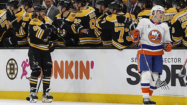 tonk Bostonu David Pastrk (vlevo) slav se spoluhri svou trefu v zpase proti New York Islanders.