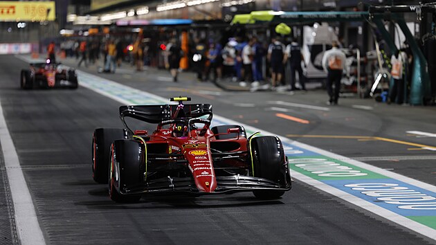 Carlos Sainz z Ferrari bhem kvalifikace na Velkou cenu Sadsk Arbie.