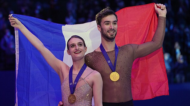 Gabriella Papadakisov a Guillaume Cizeron z Francie se raduj ze zlat medaile na mistrovstv svta.