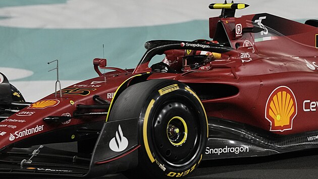 Carlos Sainz ve svm Ferrari bhem Velk ceny Sadsk Arbie.