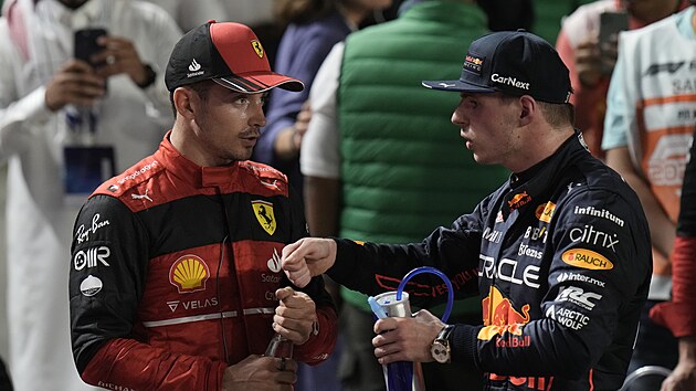 Vtzn Max Verstappen z Red Bullu konzultuje prbh Velk ceny Sadsk Arbie s druhm Charlesem Leclercem z Ferrari.