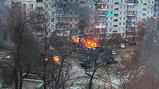 Rusk toky na Mariupol zpsobily por u jednoho z bytovch dom.