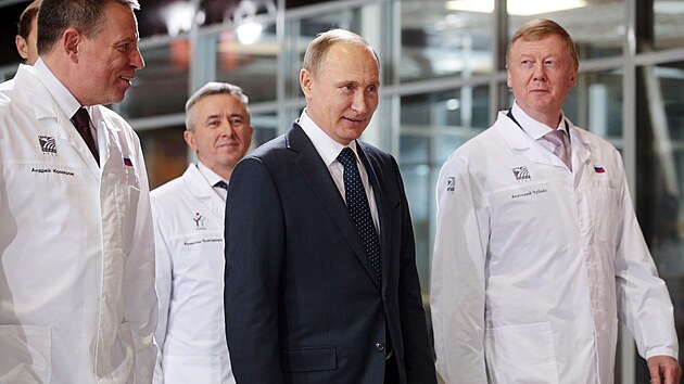 Rusk prezident Vladimir Putin (uprosted) s oligarchou Anatolijem ubajsem (vpravo, 5. prosince 2016)