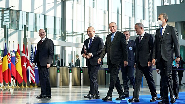 V Bruselu se konaj summity NATO a EU. Na snmku je tureck prezident Recep Tayyip Erdogan (tet zleva) se svou delegac. (24. bezna 2022)