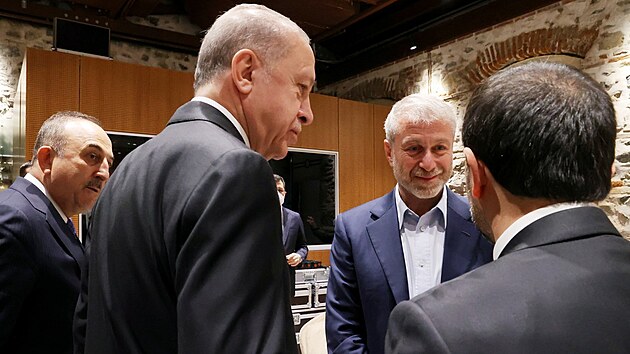 V tureckm Istanbulu se jedn o vlce na Ukrajin. Na snmku je tureck prezident Recep Tayyip Erdogan (druh zleva) a rusk oligarcha Roman Abramovi. (tet zleva, 29. bezna 2022)
