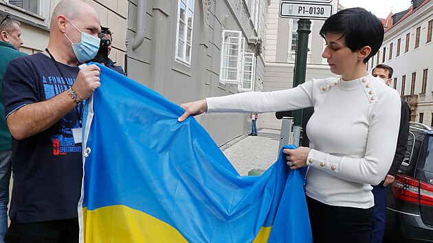 Pedsedkyn Snmovny Markta Pekarov Adamov s vlajkou Ukrajiny, kterou nechala vyvsit na  Poslaneck snmovn.