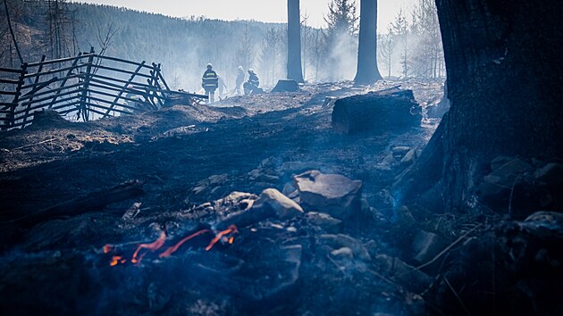 Proti plamenům v lese u Sloupu na Blanensku použili hasiči dvanáct vodních proudů. Zásah komplikoval vítr a těžko dostupný terén.