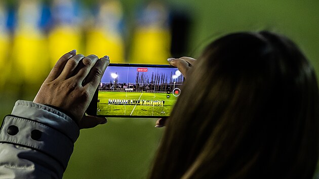 Fotbalov utkn druholigovch klub FK Nchod a  FC Polissja ytomyr (ve lutm). (22. 3. 2022)