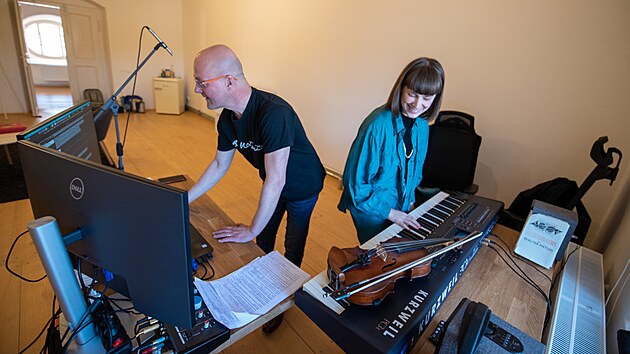 Skladatel Ale Bezina v broumovskm kltee spolupracuje s norskou umlkyn Therese Aune.