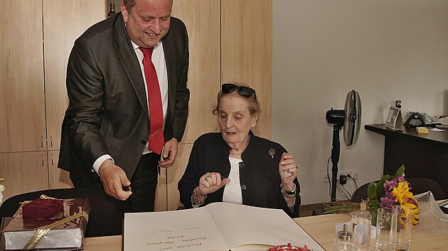 Madeleine Albrightov se v roce 2015 pi sv nvtv podepsala do letohradsk kroniky.