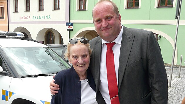 Madeleine Albrightov se starostou Letohradu Petrem Fialou na snmku ped radnic, kam ji dovezlo auto mstsk policie.