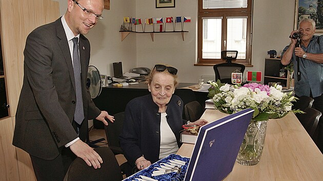 Hejtman Martin Netolick� Madeleine Albrightov� daroval sadu p��bor� moravskot�ebovsk� spole�nosti Toner.