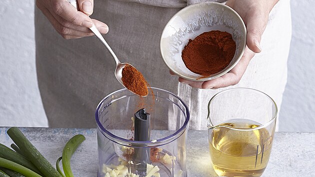 Do mixru pipravme blou st jarnch cibulek, oloupan zzvor nakrjen na kousky, sladkou papriku, chilli. 