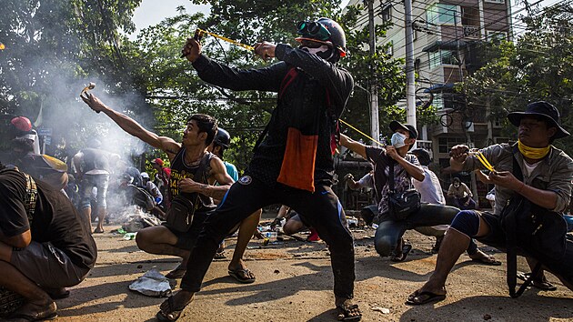 VTZ REGIONU JIHOVCHODN ASIE A OCENIE:  Anonymous, for The New York Times; Demonstranti v Myanmaru se pi stetu s bezpenostnmi silami brn praky a dalmi podomcku vyrobenmi zbranmi.