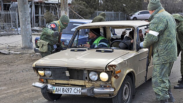 Vojci Donck lidov republiky kontroluj vozidlo na kontrolnm stanoviti na hranici Mariupolu. (27. bezna 2022)