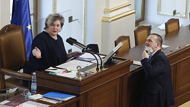 Poslanci projednávají žádost vlády o prodloužení nouzového stavu do konce května. Na snímku místopředsedkyně Sněmovny Věra Kovářová z hnutí STAN. (29. března 2022)