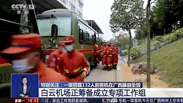 Čínští záchranáři vyjíždí na místo nehody letadla. Boeing se zřítil v horách v regionu Kuang-si na jihu Číny. (21. března 2022)