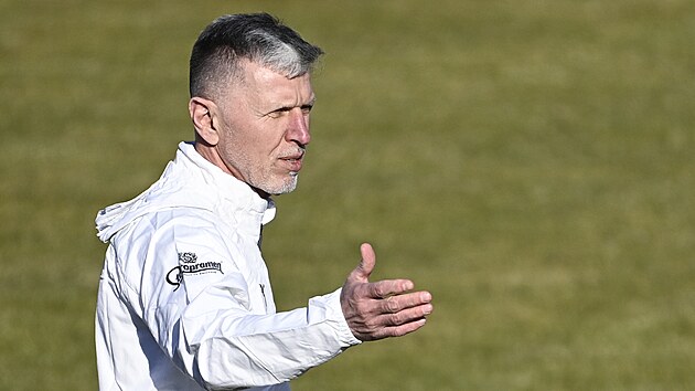 Trenér fotbalové reprezentace Jaroslav Šilhavý udílí pokyny během přípravy na baráž ve Švédsku o postup na mistrovství světa.
