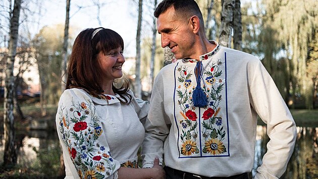 Oksana ernij s manelem, který musel zstat na Ukrajin.