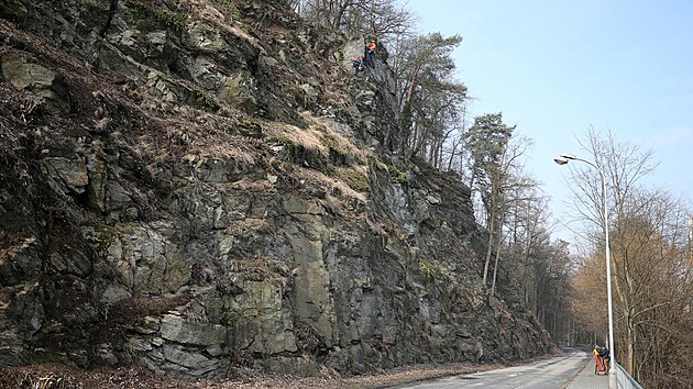 Zhruba dv� st� metr� dlouh� a p�tadvacet metr� vysok� skaln� masiv na silnic� do lede�sk� pr�myslov� z�ny se drol� a hroz� p�dem. Z�ejm� bude nezbytn� u jeho paty vybudovat robustn� op�rnou st�nu.