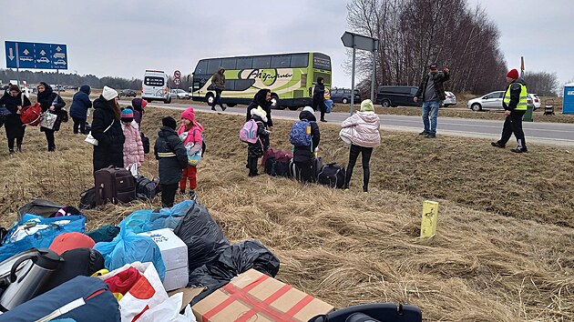 Zejmna na mench hraninch pechodech s Ukrajinou byla pomoc uprchlkm zvisl prakticky pouze na dobrovolncch.