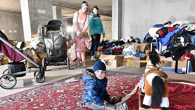 Ve Zln na ulici Zarm vytvoil esk erven k sbrn a vdejn msto materiln pomoci pro ukrajinsk uprchlky.