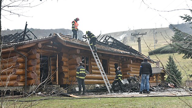 Noční požár zničil restauraci Na Srubu v Osvětimanech, která patří hradnímu kancléři Mynářovi (29. března 2022)