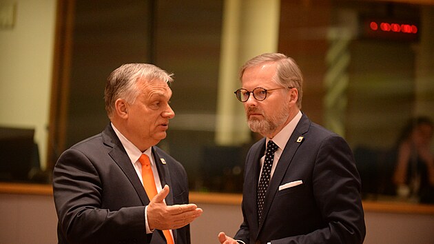 esk premir Petr Fiala hovo bhem summitu EU se svm maarskm kolegou Viktorem Orbnem. (24. bezna 2022)