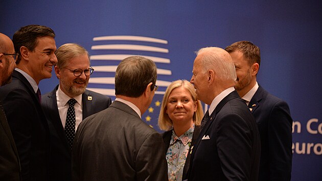 Zleva p�edseda ER Charles Michel, �pan�lsk� premi�r Pedro S�nchez, �v�dsk� premi�rka Magdalena Andressonov�, Joe Biden a slovensk� premi�r Eduard Heger na summitu EU. (24. b�ezna 2022)