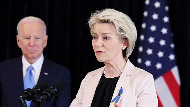 Pedsedkyn Evropsk komise Ursula von der Leyenov a americk prezident Joe...
