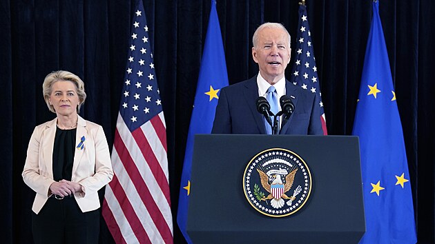 Pedsedkyn Evropsk komise Ursula von der Leyenov a americk prezident Joe Biden na summitu EU. (25. bezna 2022)