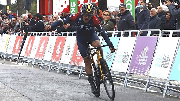 Ekvdorsk cyklista Richard Carapaz projd vtzn clem 6. etap zvodu Kolem Katalnska.