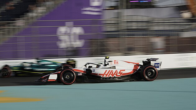 Mick Schumacher s vozem Haas jet ped nehodou v kvalifikaci Velk ceny Sadsk Arbie F1.
