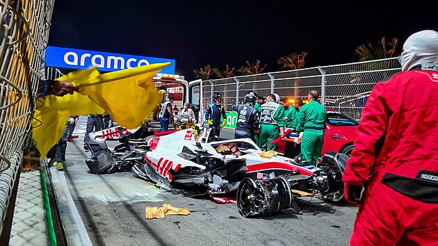 Zdemolovan vz Haas po nehod Micka Schumachera v kvalifikaci Velk ceny Sadsk Arbie F1.