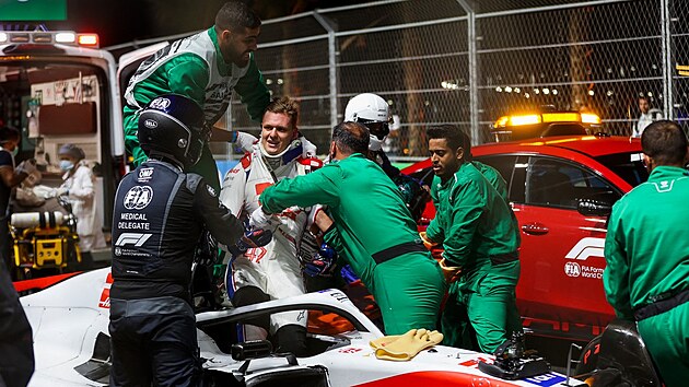 Mick Schumacher opoutl po nehod kokpit vozu Haas pi vdom.