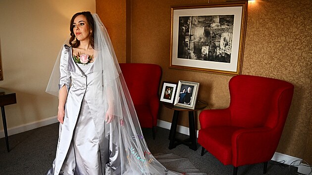 Stella Morisov pzuje pro fotografy ve svatebnch atech od nvrhky Vivienne Westwoodov (Londn, 23. bezna 2022)