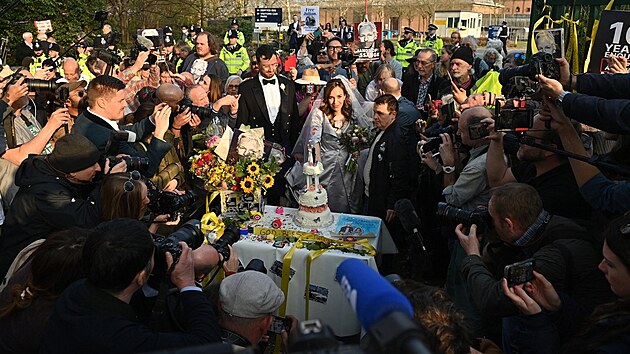 Stella Morisov, manelka zakladatele WikiLeaks Juliana Assange krj svatebn dort ped vznic Belmarsh Prison v Londn, kde si vzala svho dlouholetho partnera (23. bezna 2022)