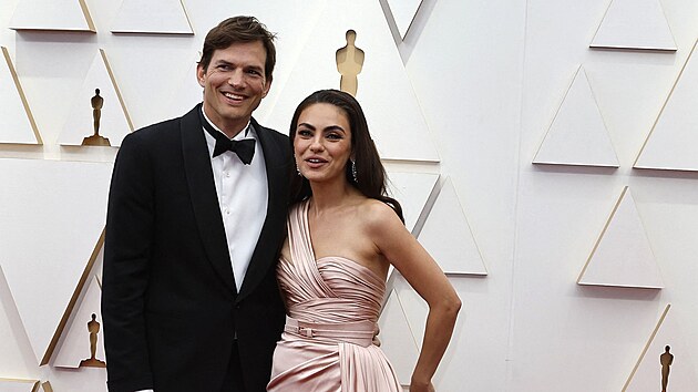 Manel Ashton Kutcher a Mila Kunisov. Hereka si pro oscarov veer vybrala kreaci Zuhair Murad Couture.