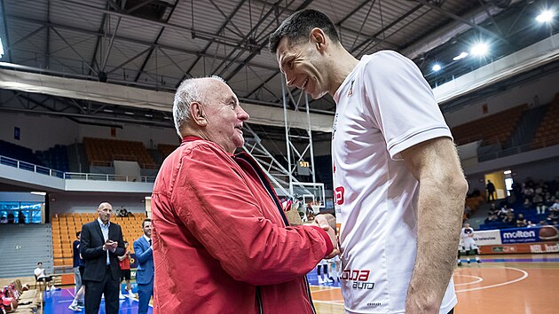 Petr Benda z Nymburka oslavil 40. narozeniny, ale stle pat v lize k nejlepm, gratuluje mu jeho basketbalov objevitel Miroslav Pospil.