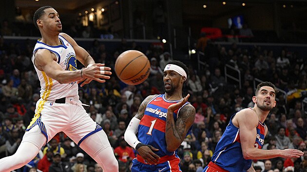 Jordan Poole (vlevo) z Golden State Warriors to na ko Washington Wizards, pihrvku se sna vyrazit Kentavious Caldwell- Pope (1), pihl Tom Satoransk.