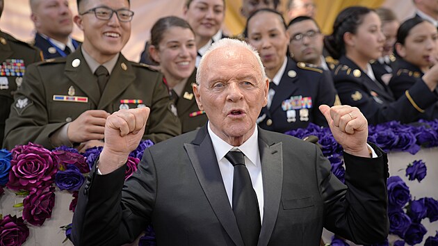 Držitel ceny Oscar Anthony Hopkins pózuje s vojáky před slavnostním večerem (27. března 2022).