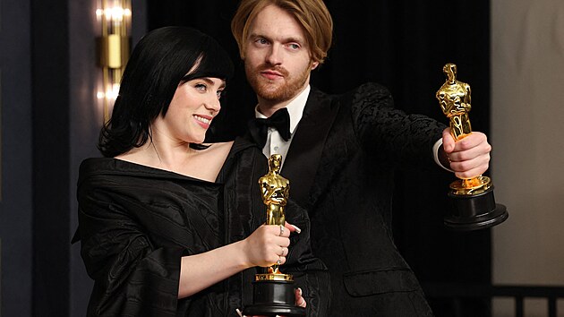 Zp�va�ka Billie Eilish a jej� bratr, skladatel Finneas O�Connel s Oscarem za nejlep�� filmovou p�se� (28. b�ezna 2022).