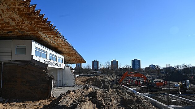 Stavba multifunknho fotbalovho stadionu v Hradci Krlov (22. 3. 2022)