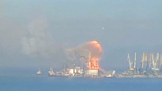 Ukrajinci zni�ili v Azovsk�m mo�i ruskou v�sadkovou lo� Orsk