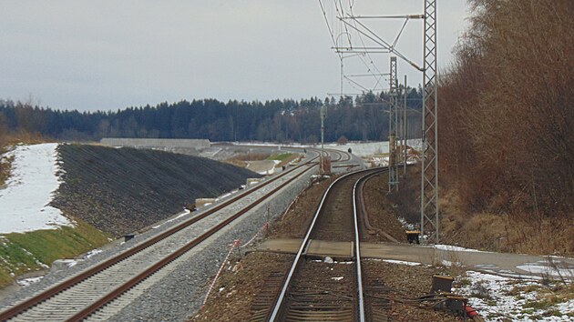 Soubh nov trati (vlevo) a star trati za stanic Hemaniky (leden 2022)