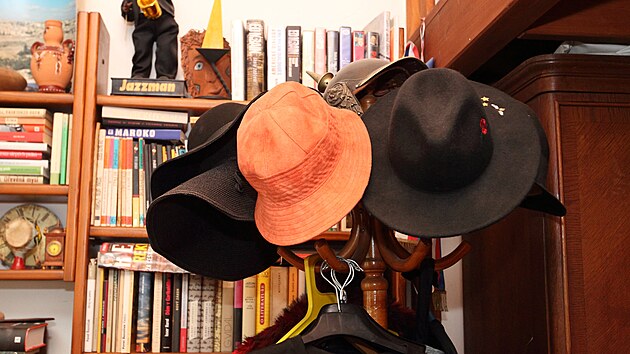 Jana Koubkov� je � vedle b�je�n�ho zp�vu � proslul� i svou z�libou v origin�ln�ch pokr�vk�ch hlavy.