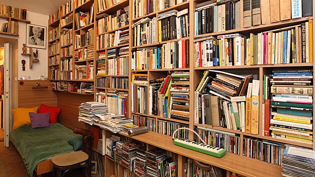 Nejv�c m�sta v byt� jednozna�n� zab�r� obrovsk� knihovna.