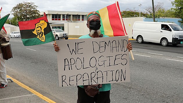Protestující Jamajčan během návštěvy prince Williama a vévodkyně Kate (Kingston, 22. března 2022)